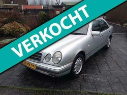 Grijs Gebruikt 1998 Mercedes E220 Avantgarde Sedan | € 1.599