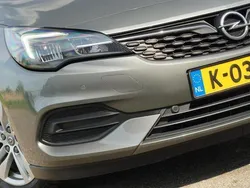Grijs, metallic lak Gebruikt 2021 Opel Astra Edition Stationwagen | € 10.425 (Eerlijke prijs)