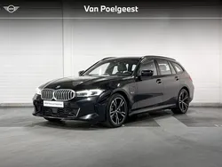 Saphirschwarz metallic (zwart metallic) Gebruikt 2023 BMW 330e M Sport Stationwagen | € 42.900 (Goede deal)