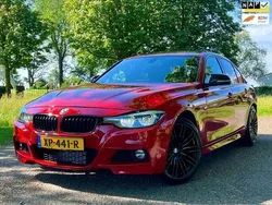 Rood, metallic lak Gebruikt 2019 BMW 318 Executive Sedan | € 26.950 (Eerlijke prijs)