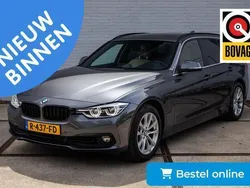 Grijs, metallic lak Gebruikt 2018 BMW 318 Executive Stationwagen | € 17.950 (Eerlijke prijs)