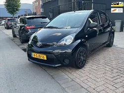 Zwart Gebruikt 2013 Toyota Aygo Hatchback | € 3.950 (Eerlijke prijs)