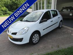 Wit Gebruikt 2009 Renault Clio II Authentique Hatchback | € 2.760 (Iets duurder)