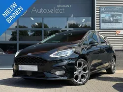 Zwart, metallic lak Gebruikt 2018 Ford Fiesta ST-Line Hatchback | € 12.490 (Eerlijke prijs)