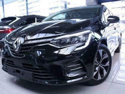 Zwart Gebruikt 2021 Renault Clio V LIMITED Sedan | € 16.350 (Eerlijke prijs)