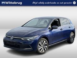 Blauw (metallic) Gebruikt 2022 VW Golf VIII Style Hatchback | € 25.950 (Goede deal)