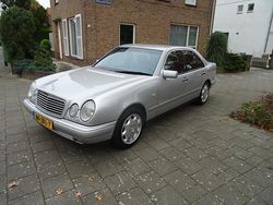 Grijs Gebruikt 1996 Mercedes E280 Elegance Sedan | € 10.895