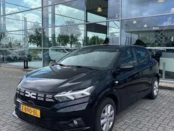 Zwart Gebruikt 2024 Dacia Sandero Expression Hatchback | € 16.945 (Eerlijke prijs)