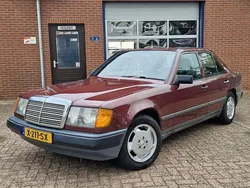 Rood Gebruikt 1989 Mercedes E230 Sedan | € 3.950
