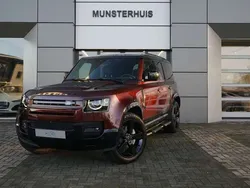 Rood, metallic lak Nieuw 2025 Land Rover Defender SUV | € 115.272 (Eerlijke prijs)