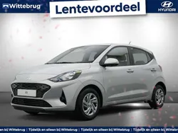 Grijs, metallic lak Nieuw 2024 Hyundai i10 Comfort Hatchback | € 20.425 (Eerlijke prijs)