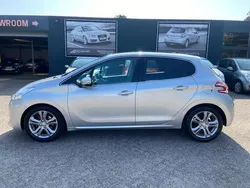 Grijs, metallic lak Gebruikt 2014 Peugeot 208 Allure Hatchback | € 9.995 (Eerlijke prijs)