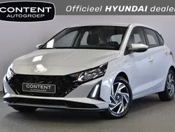 Lumen gray (grijs metallic) Nieuw 2025 Hyundai i20 Comfort Hatchback | € 27.890 (Iets duurder)