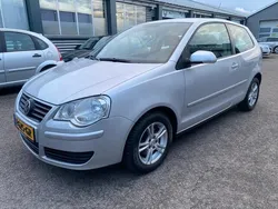 Grijs, metallic lak Gebruikt 2005 VW Polo Highline Hatchback | € 3.250 (Iets duurder)