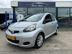 Grijs, metallic lak Gebruikt 2010 Toyota Aygo Cool Hatchback | € 3.450 (Eerlijke prijs)