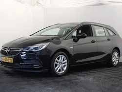 Zwart, metallic lak Gebruikt 2017 Opel Astra Edition Stationwagen | € 9.999 (Goede deal)