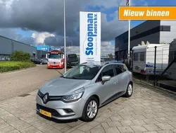 Grijs, metallic lak Gebruikt 2017 Renault Clio GrandTour Intens Stationwagen | € 11.750 (Iets duurder)