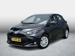 Zwart Gebruikt 2023 Toyota Yaris Hybrid Active Hatchback | € 21.499 (Eerlijke prijs)