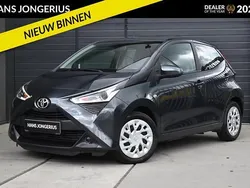 Grijs, metallic lak Gebruikt 2019 Toyota Aygo X-play Hatchback | € 10.449 (Eerlijke prijs)