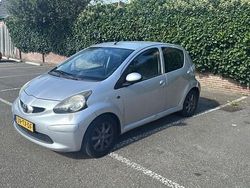 Grijs Gebruikt 2007 Toyota Aygo Hatchback | € 950 (Goede deal)
