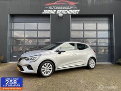 Grijs Gebruikt 2021 Renault Clio V Intens Hatchback | € 15.950 (Eerlijke prijs)