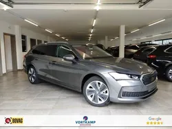 Grijs, metallic lak Nieuw 2025 Skoda Superb Selection Stationwagen | € 46.999 (Eerlijke prijs)