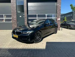 Zwart, metallic lak Gebruikt 2023 BMW 530 Comfort Edition Stationwagen | € 50.850 (Eerlijke prijs)