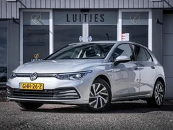 Grijs, metallic lak Gebruikt 2021 VW Golf VIII Style Hatchback | € 24.400 (Super prijs)