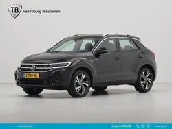Zwart, metallic lak Gebruikt 2024 VW T-Roc R-line SUV | € 34.240 (Eerlijke prijs)