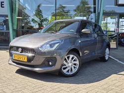 Grijs, metallic lak Gebruikt 2022 Suzuki Swift Hatchback | € 16.499 (Eerlijke prijs)