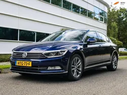 Blauw, metallic lak Gebruikt 2018 VW Passat Highline Sedan | € 18.950 (Super prijs)