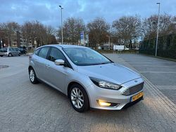 Grijs (metallic) Gebruikt 2015 Ford Focus Titanium Hatchback | € 4.950 (Eerlijke prijs)