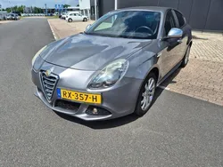 Grijs, metallic lak Gebruikt 2013 Alfa Romeo Giulietta Distinctive Hatchback | € 3.999 (Duur)