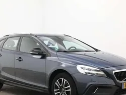 Blauw Gebruikt 2018 Volvo V40 CC Momentum Stationwagen | € 18.500 (Goede deal)