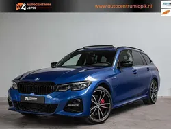 Blauw, metallic lak Gebruikt 2021 BMW 330e Executive Stationwagen | € 33.450 (Eerlijke prijs)