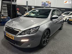Grijs (metallic) Gebruikt 2017 Peugeot 308 Premium Hatchback | € 12.450 (Iets duurder)