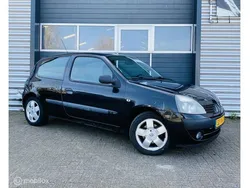 Zwart Gebruikt 2004 Renault Clio II Authentique Hatchback | € 950 (Eerlijke prijs)