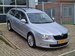 Grijs, metallic lak Gebruikt 2013 Skoda Superb Business Line Stationwagen | € 8.900