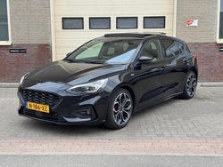 Zwart, metallic lak Gebruikt 2019 Ford Focus ST-Line Hatchback | € 16.450 (Eerlijke prijs)