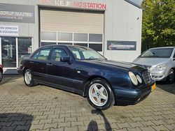 Blauw Gebruikt 1999 Mercedes E200 Classic Sedan | € 1.950