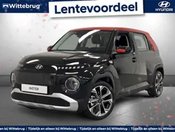 Zwart, metallic lak Nieuw 2024 Hyundai Inster Hatchback | € 24.425 (Eerlijke prijs)