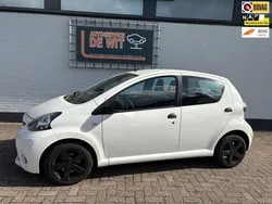 Wit Gebruikt 2013 Toyota Aygo Hatchback | € 6.400 (Eerlijke prijs)