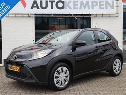 Zwart, metallic lak Gebruikt 2023 Toyota Aygo Play Hatchback | € 19.750 (Goede deal)