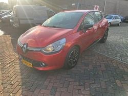 Rood (metallic) Gebruikt 2013 Renault Clio IV Expression Hatchback | € 5.999 (Eerlijke prijs)