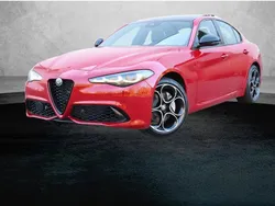 Rood Nieuw 2025 Alfa Romeo Giulia Sedan | € 73.920 (Eerlijke prijs)