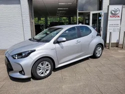 Grijs Gebruikt 2021 Toyota Yaris Hybrid Comfort Hatchback | € 18.950 (Eerlijke prijs)