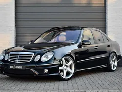 Zwart, metallic lak Gebruikt 2006 Mercedes E63 AMG AMG Sedan | € 25.950