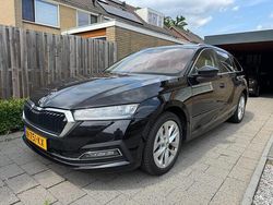 Zwart Gebruikt 2021 Skoda Octavia Stationwagen | € 16.900 (Iets duurder)