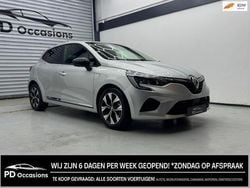 Grijs Gebruikt 2023 Renault Clio V Evolution Hatchback | € 18.950 (Eerlijke prijs)
