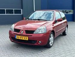 Rood Gebruikt 2005 Renault Clio II Authentique Hatchback | € 750 (Super prijs)